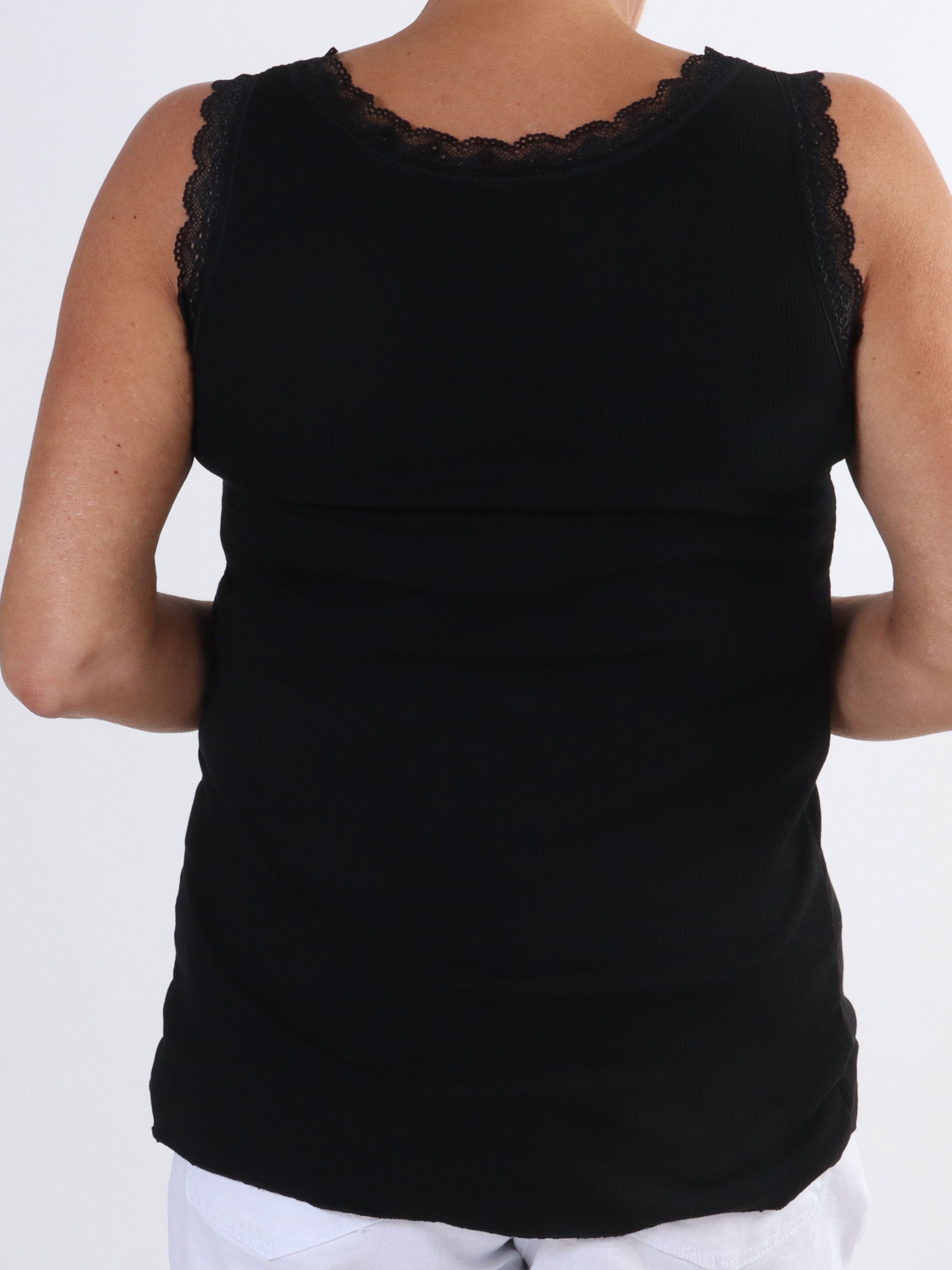 Ibina - Söt topp i stora storlekar med ribbad kant och spets